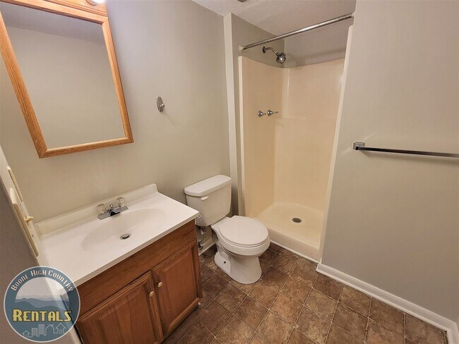 Building Photo - Kingswood Condo #26 - Walking Distance to Campus!