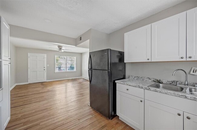 Building Photo - 190 Opal Dr