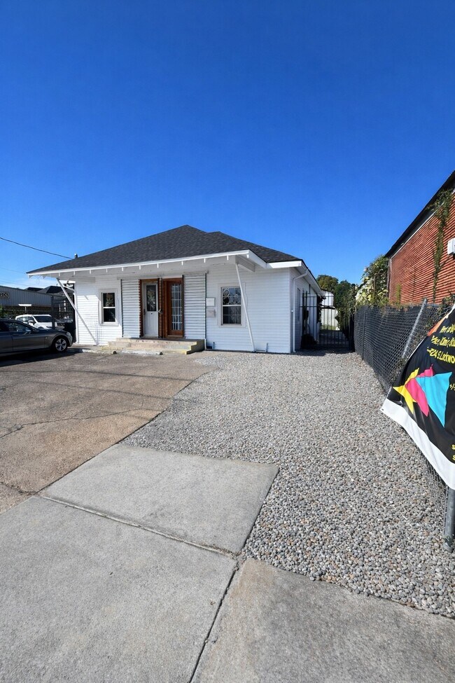 Building Photo - 304 Lockwood Dr