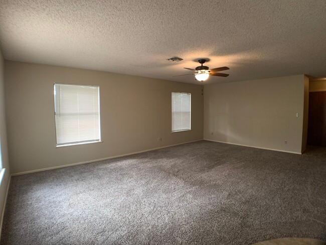 Building Photo - 2/2 Apartment on The Hill! Minutes from La...