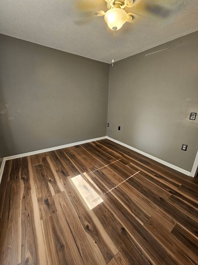 Building Photo - 2 BR 2 bath townhome