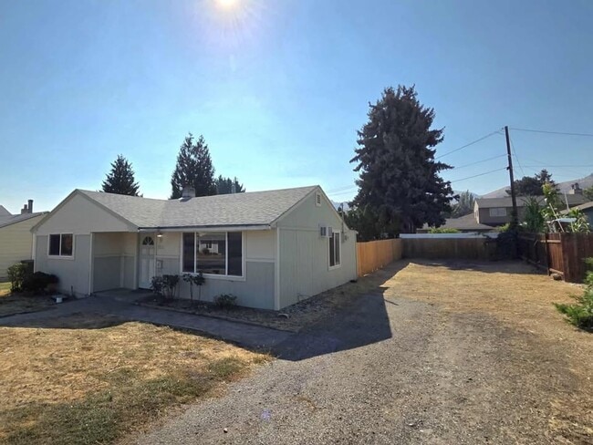 Building Photo - Two Bedrooms & One Bathroom Home $100.00 o...