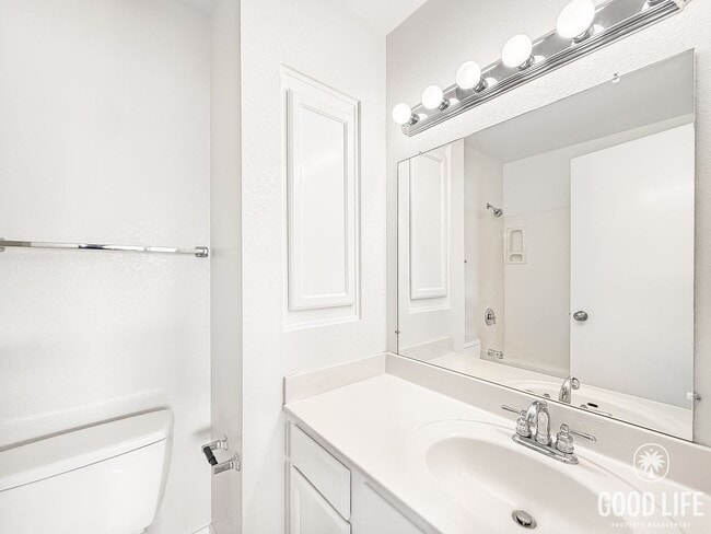 Building Photo - Stunning 2B/2.5BA Townhome in Mission Hill...