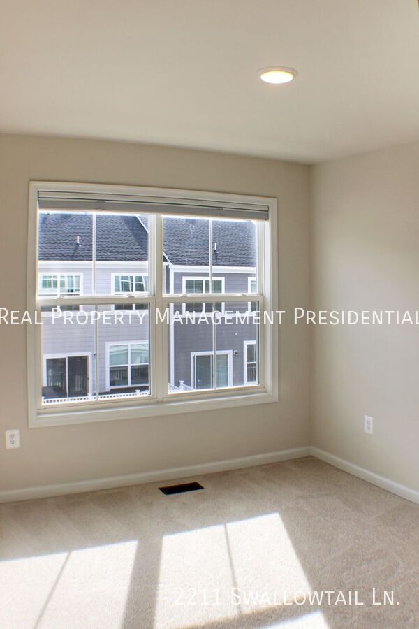 Building Photo - 2211 Swallowtail Ln