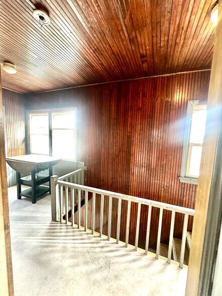 Building Photo - 202 S 5th St