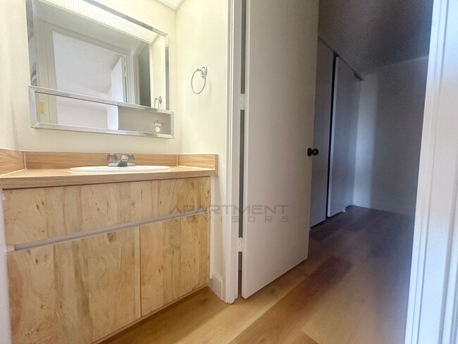 Building Photo - FANTASTIC MAKIKI 1 BD / 1 BA / 1 PKG! CENT...