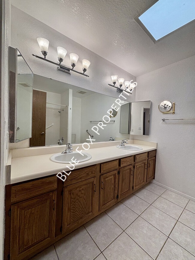 Building Photo - 7551 E La Cienega Dr