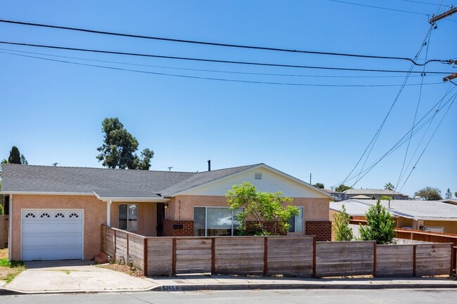 Building Photo - Traditional Home with Large Backyard!