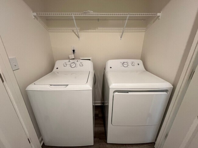 Building Photo - **OFFERING $50 RENT DISCOUNT FOR FIRST 6 MONTHS, REFUNDABLE APPLICATION FEES & $150 MOVE IN PROMO...