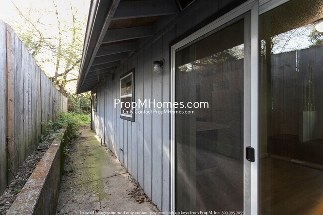 Building Photo - Three Bedroom Home in NE!