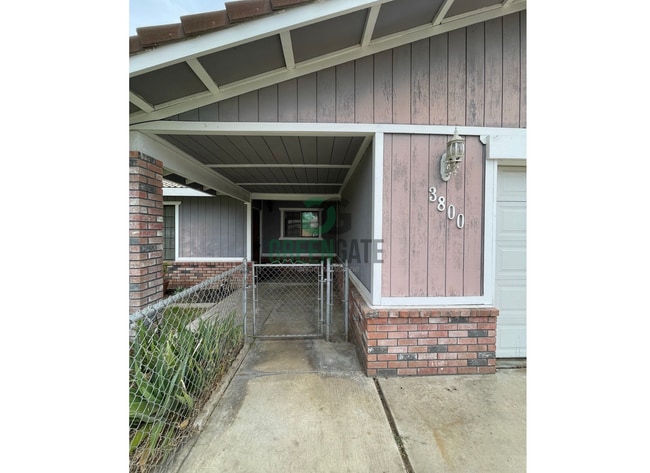 Building Photo - NOW AVAILABLE! Make this spacious 4 bedroo...