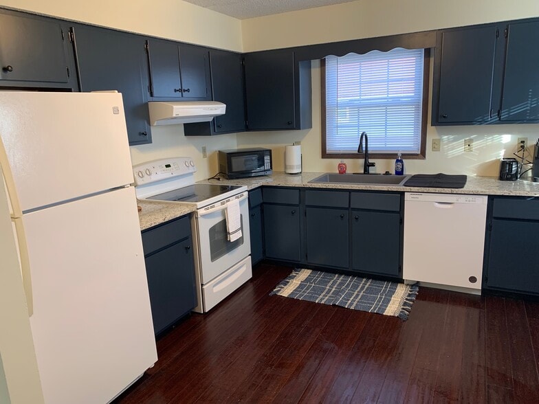 Building Photo - 617 4th St