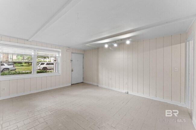 Building Photo - 200 S Hillside Ln