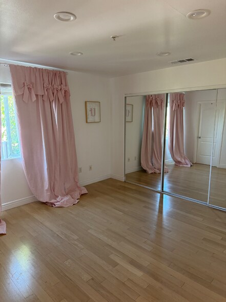 Building Photo - 15053 Victory Blvd