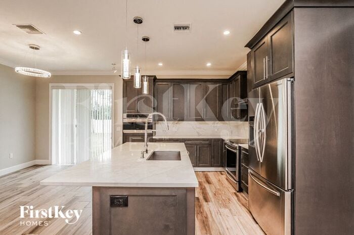 Building Photo - 6702 Cocos Dr