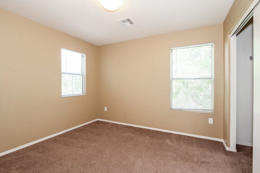 Building Photo - 13519 W San Juan Ct