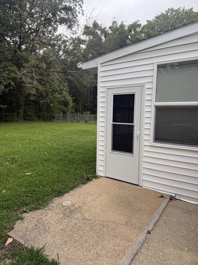 Building Photo - 825 Olive Dr