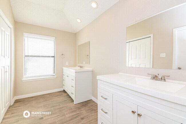 Building Photo - 6208 Los Altos Dr