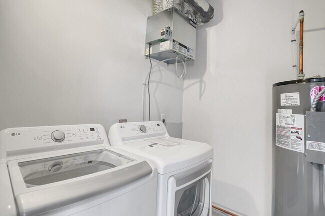 Building Photo - Spacious Brand New 8 Bed + 4 Bath near U of M!