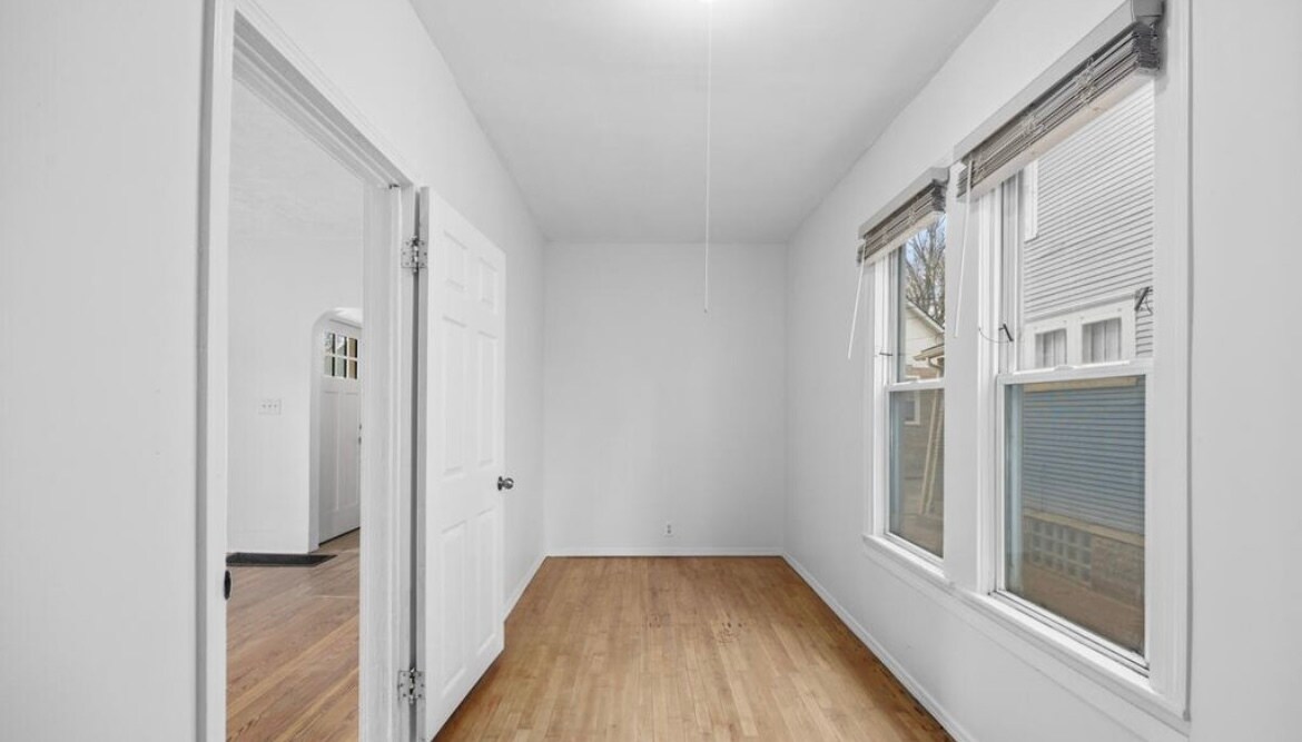 Building Photo - 911 Zeeland Ct NE