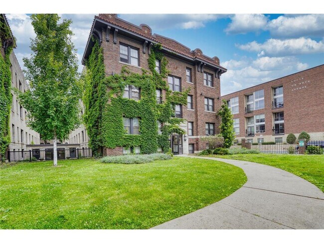 Building Photo - 214 E 19th St