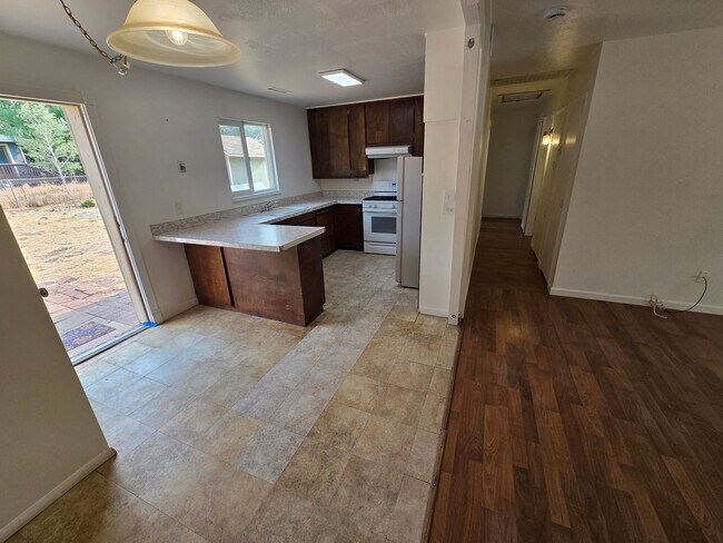 Building Photo - West-Flagstaff 4bd/2ba House Near NAU & CCC -Students & Pets OK!! Avail. July 10th!