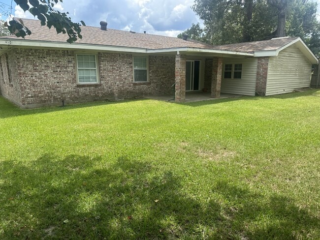 Building Photo - 140 Whispering Pines Loop