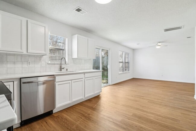 Building Photo - NEWLY REMOLDED HOME IN CHAPIN'S EAGLE POINT