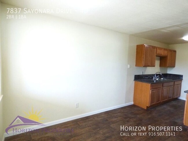 Building Photo - 2 Bed 1 Bath 2nd Floor Fourplex Unit in Ci...