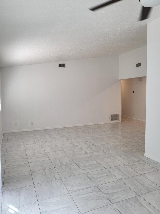 Building Photo - 1724 Powder River Dr NE