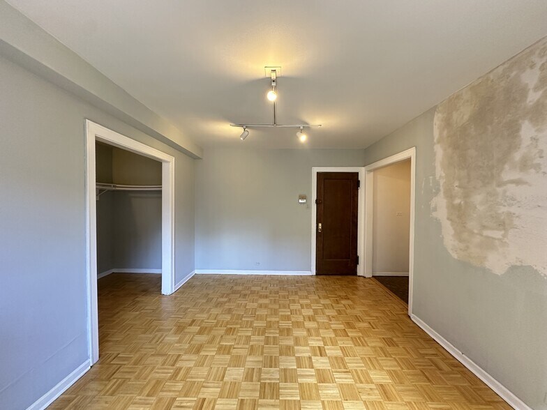 Building Photo - 739 W Belmont Ave