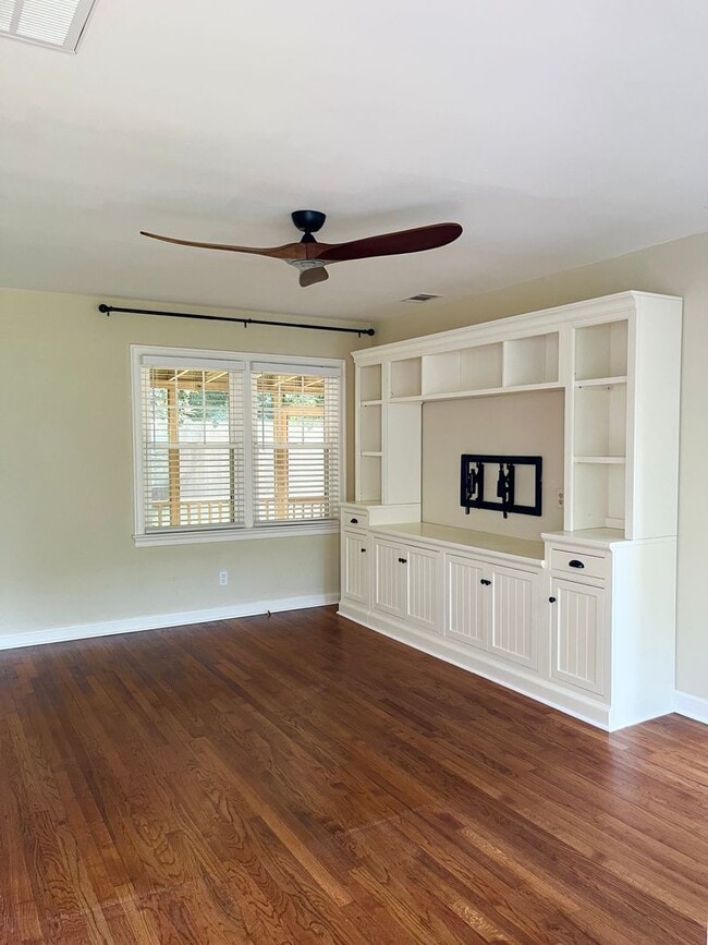 Building Photo - Two Bed, One Bath Home near Daffin Park