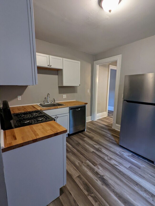 Building Photo - 229 Amber St