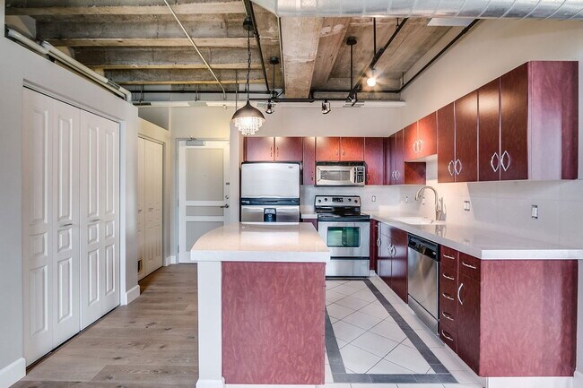 Building Photo - 114 W Adams St