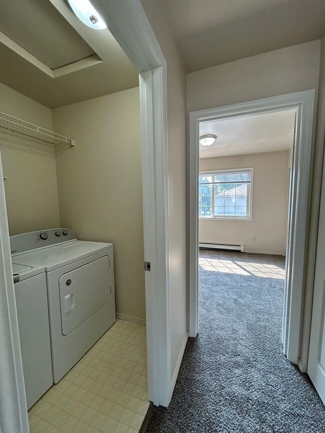 Building Photo - 2 Bedroom Condo with Washer/Dryer in Home