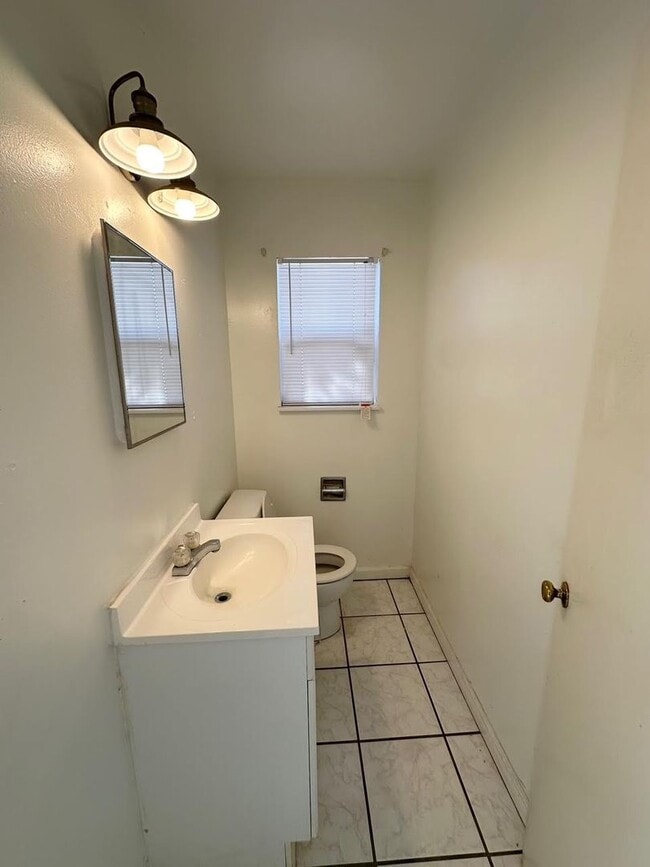 Building Photo - 4 Bed 2.5 Bath!