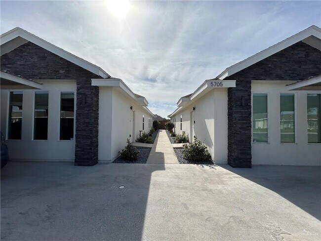 Building Photo - 16 Puffin Ave