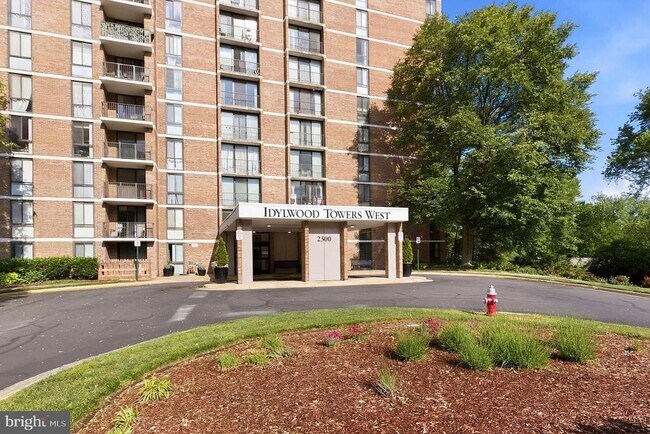 Building Photo - 2300 Pimmit Dr