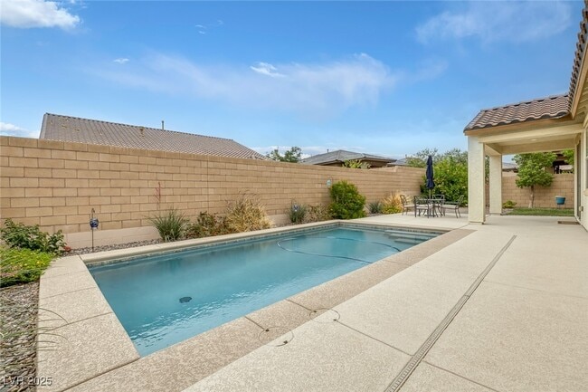 Building Photo - 489 Intonation St