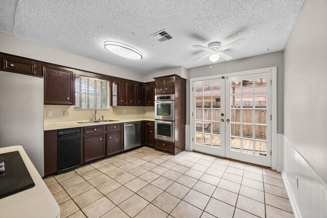 Building Photo - 2211 Turtle Creek Dr