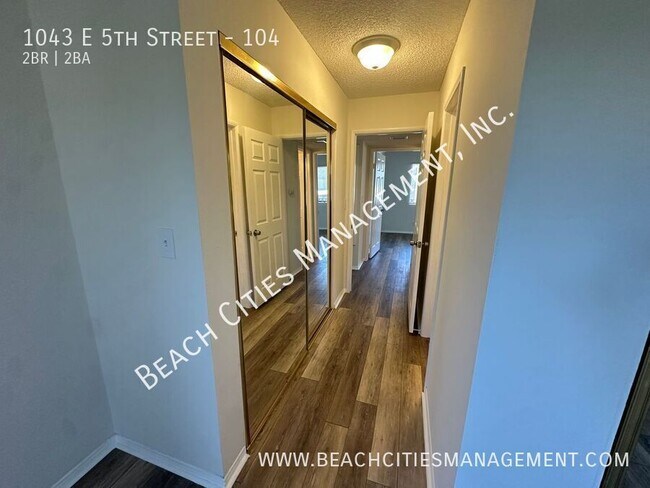 Building Photo - 1043 E 5th St