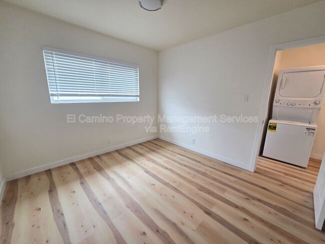 Building Photo - 3164 Pine Ave