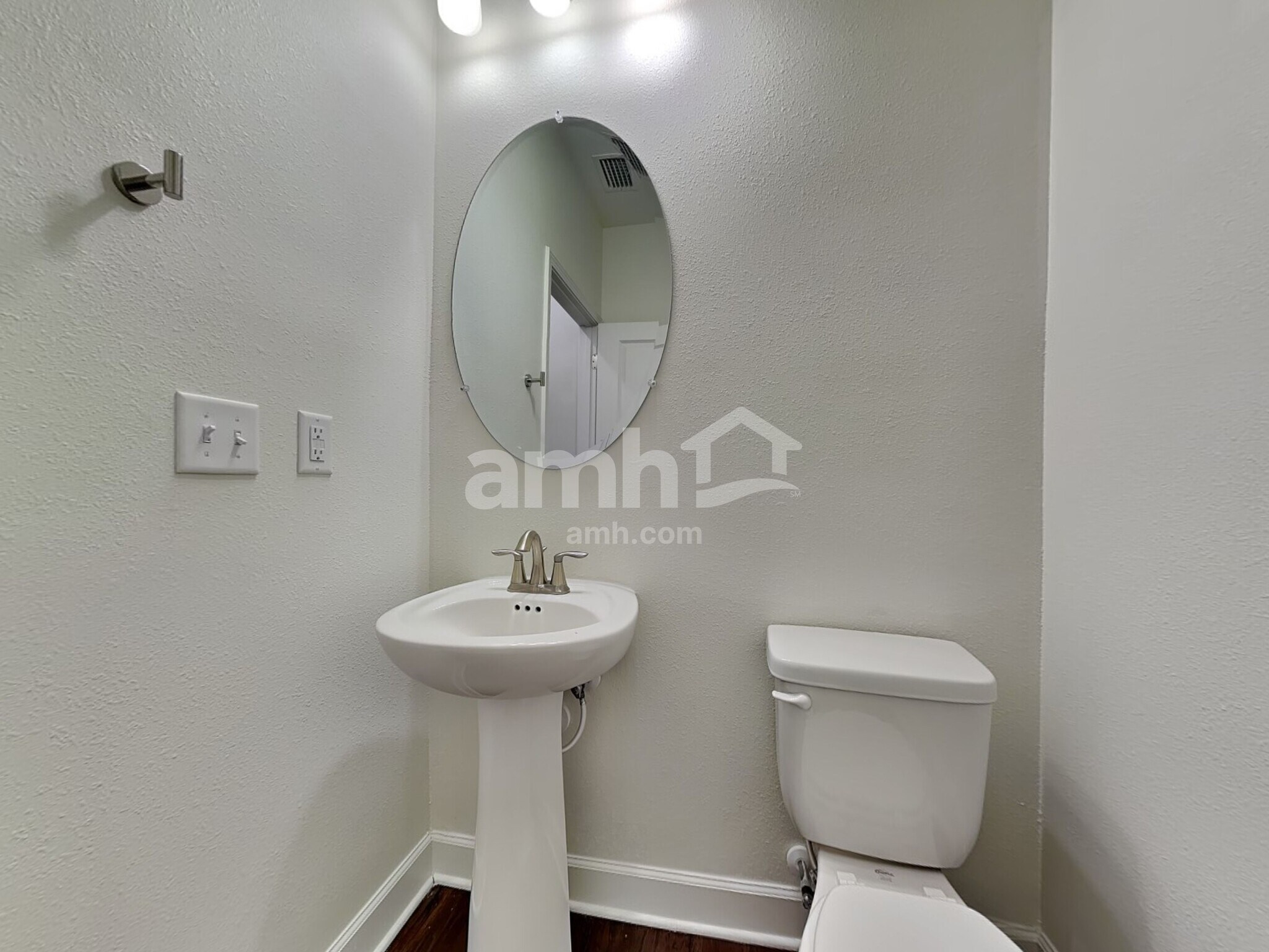 Building Photo - 998 Tan Tara Trl