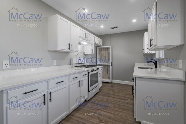 Building Photo - 706 Janann St
