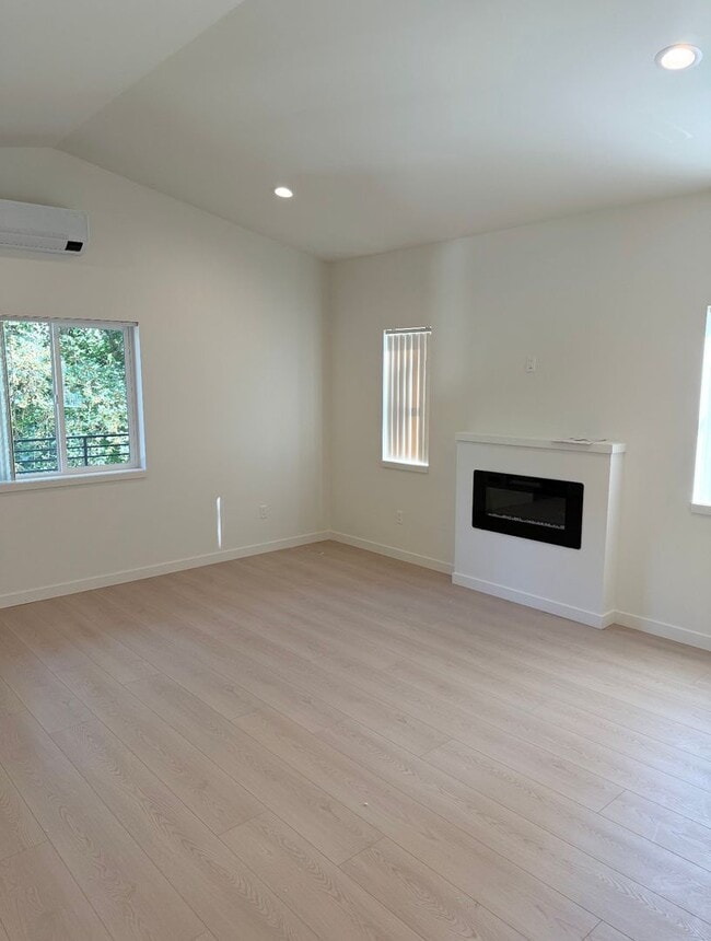 Building Photo - CDA Duplex with a 1200 sq ft Garage!