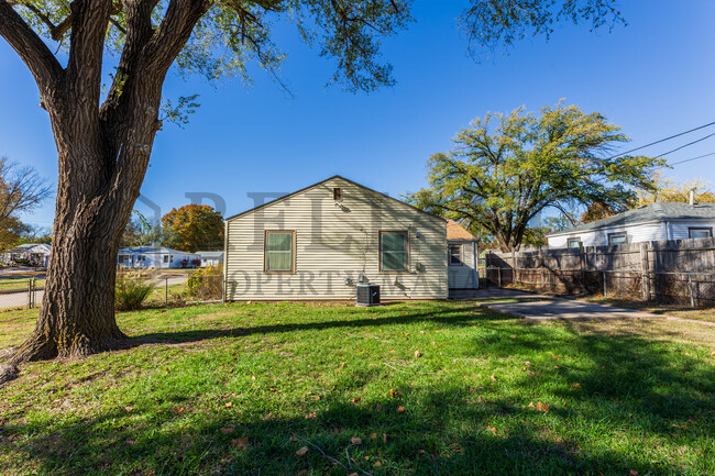 Building Photo - 1650 Green Acres St