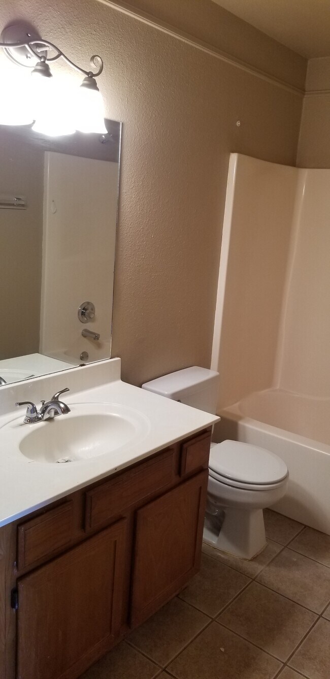 Building Photo - 2105 Agate Dr