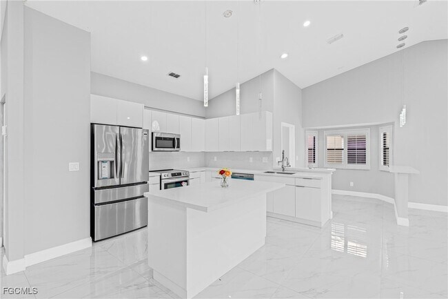 Building Photo - 12630 Kelly Palm Dr