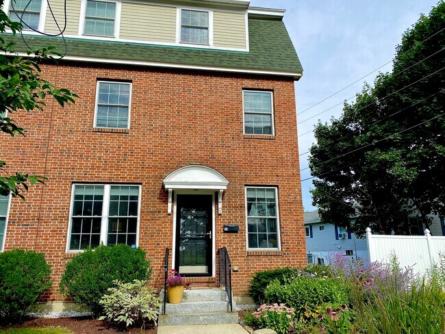 Building Photo - 9 Falkland Pl