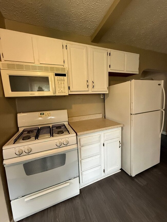 Building Photo - 3 bedroom 1 bath $1300